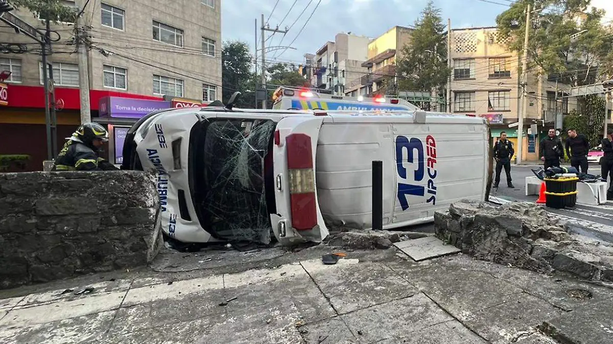 Tres lesionados deja choque y volcadura de ambulancia en la Del Valle ...