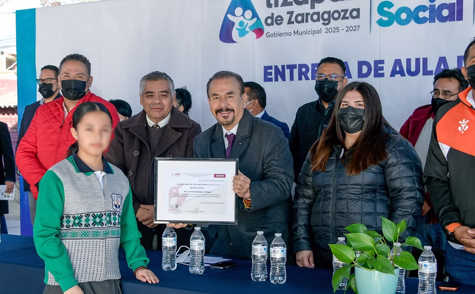 seis-huellas-en-una-escuela-atizapan-apuesta-por-la-revolucion-digital-en-las-aulas-publicas-avif