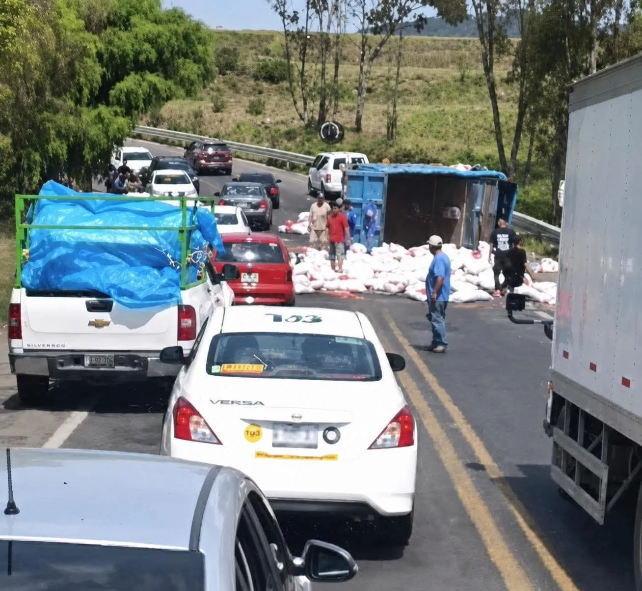 Volcadura de camioneta provoca movilización en la carretera Atlacomulco ...