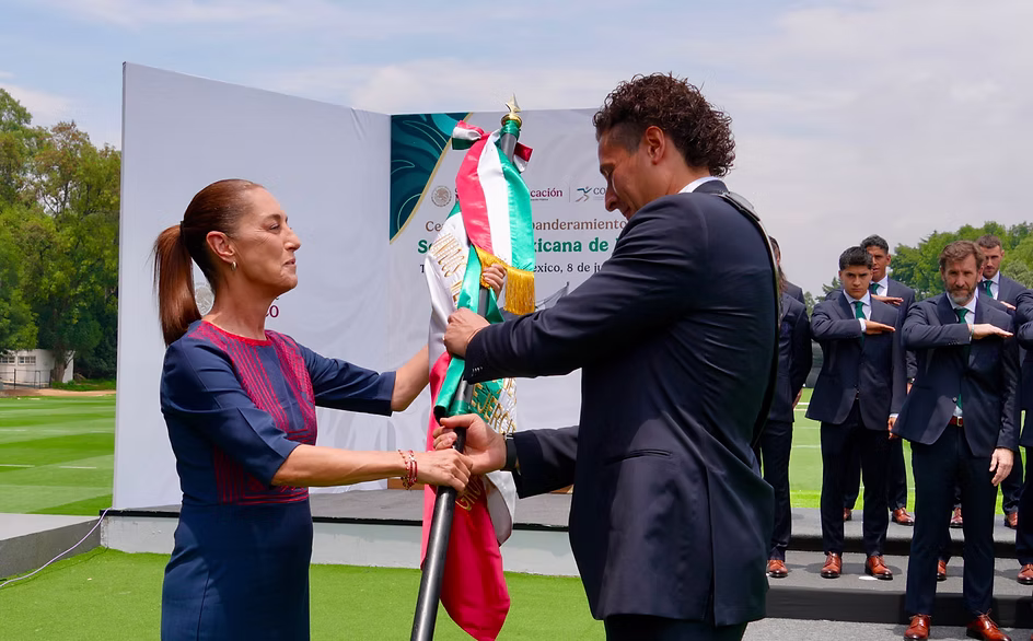 sheinbaum-entrega-la-bandera-nacional-al-tri-y-enciende-la-ilusion-de-mexico-rumbo-al-mundial-2026-avif