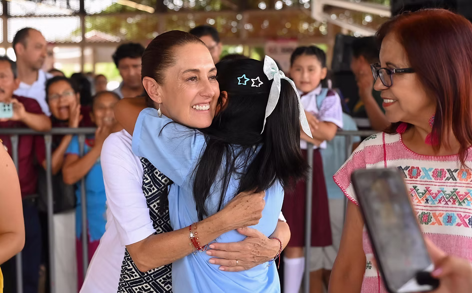 sheinbaum-impulsa-apoyo-historico-para-estudiantes-mas-de-9-millones-recibiran-beca-para-utiles-y-uniformes-escol-ares-avif