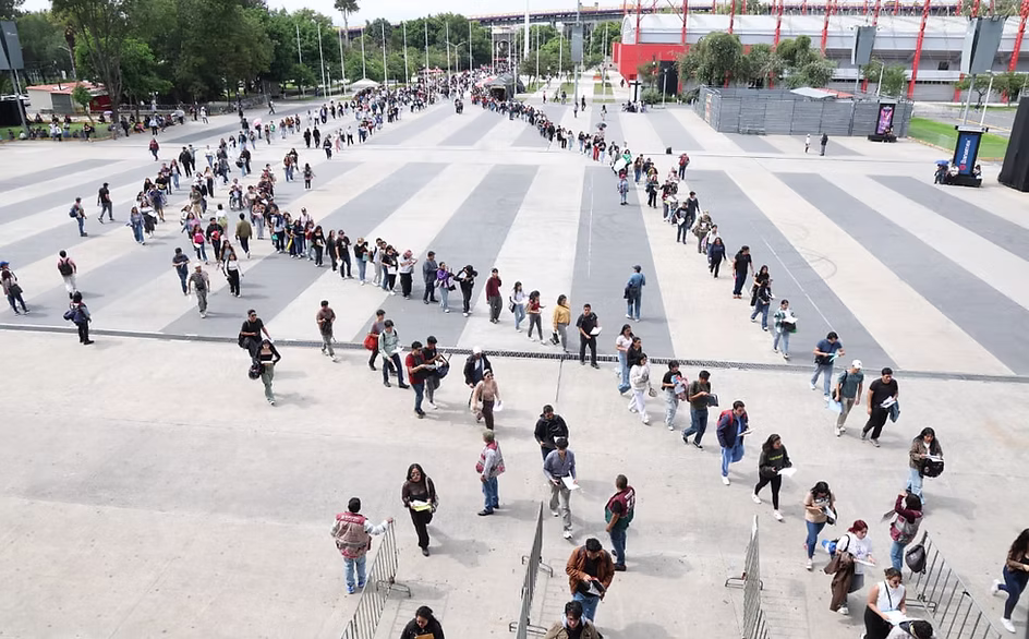 clara-brugada-impulsa-beca-universal-para-universitarios-entregan-20-mil-nuevos-apoyos-en-la-cdmx-avif