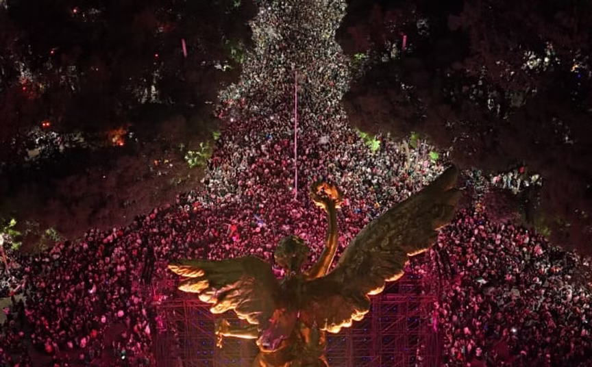 mas-de-un-millon-celebran-el-triunfo-de-mexico-sobre-ecuador-en-la-ciudad-de-mexico-avif