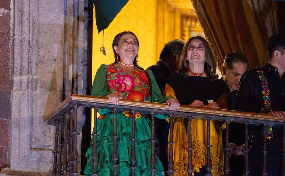 mas-de-300-mil-personas-acudieron-al-zocalo-al-grito-de-independencia-reportan-saldo-blanco-avif