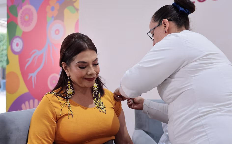 clara-brugada-llama-a-vacunarse-contra-influenza-covid-19-y-neumococo-en-cdmx-ante-llegada-de-temporada-invernal-avif