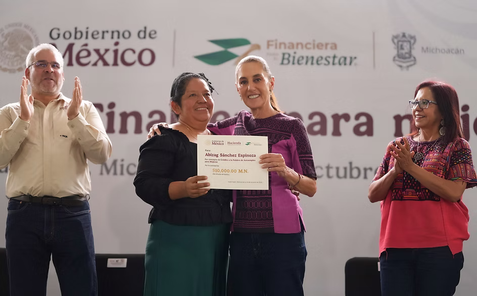 sheinbaum-entrega-56-mil-500-creditos-sin-intereses-a-mujeres-de-michoacan-para-impulsar-sus-negocios-1-avif