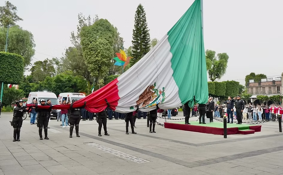 tlalnepantla-recuerda-a-las-victimas-de-1968-con-bandera-a-media-asta-avif